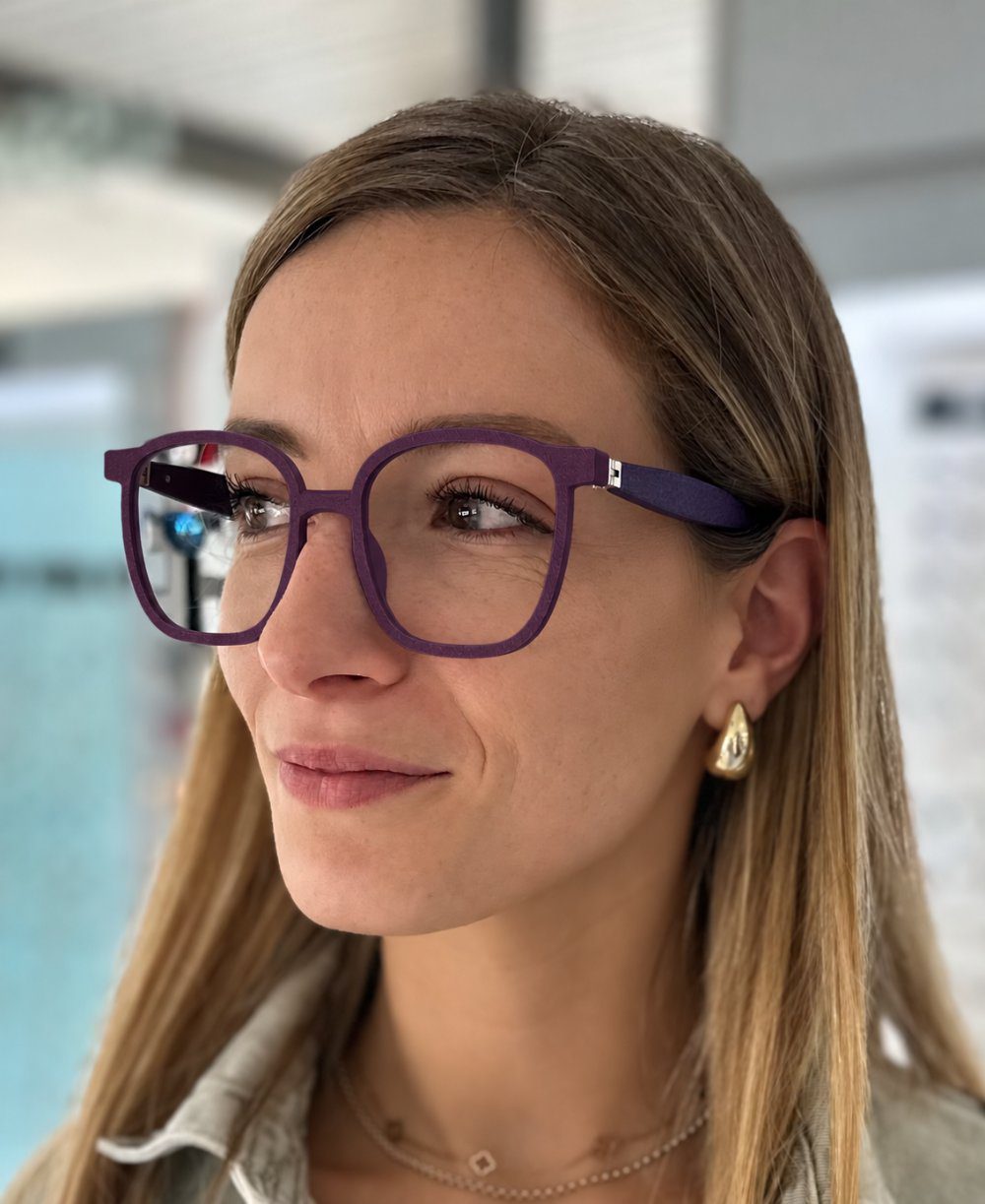 Monture carrée violette imprimée en 3D, portée en magasin